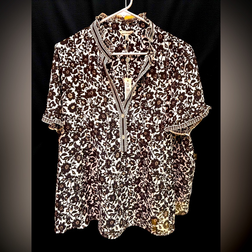 Max Studio NWT Black White Floral Top 2X Short Sleeve